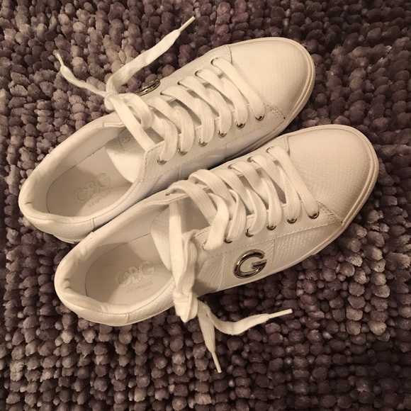 NWOT Guess signature designer sneakers Size 9 - Picture 2 of 6